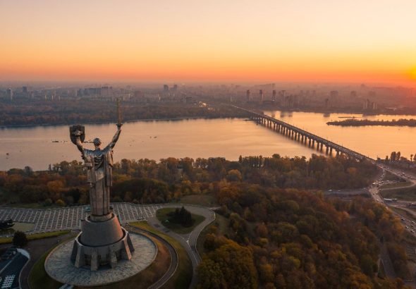 kyiv-skyline-beautiful-fiery-sunset-ukraine-monument-motherland