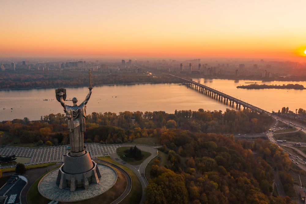 kyiv-skyline-beautiful-fiery-sunset-ukraine-monument-motherland