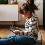 дитина і смартфон