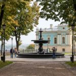 Мальовничий вид на Маріїнський палац і парк у Києві восени.
