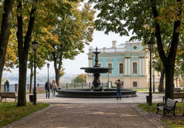 Мальовничий вид на Маріїнський палац і парк у Києві восени.